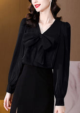 Schwarze Seidenbluse mit Schleife und V-Ausschnitt, lange Ärmel